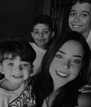 Karen com os filhos Theo, Arthur e Cauã