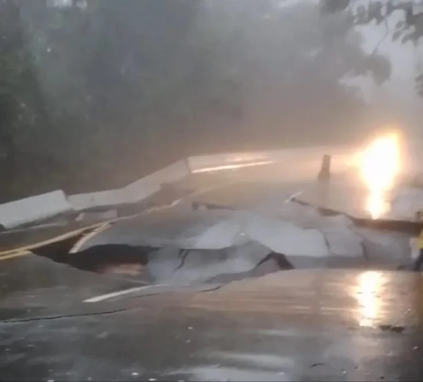imagem colorida asfalto destruido rodoviia mogi bertioga