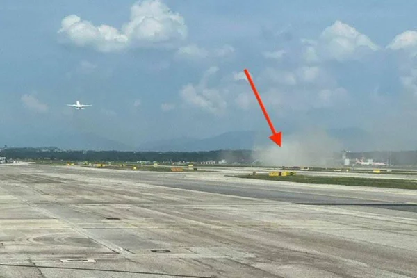 Imagem colorida de avião da Latam que tocou pista em decolagem