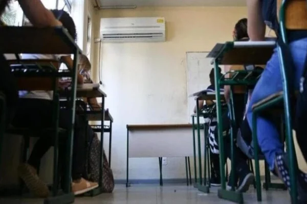 Imagem colorida mostra uma sala de aula com alunos - Metrópoles