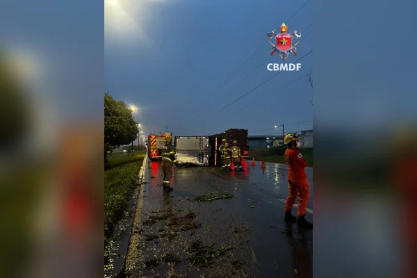 Caminhão tomba em Samambaia e interdita via