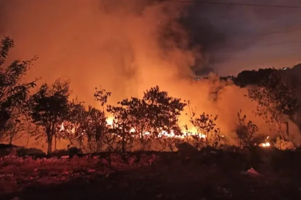 Imagem colorida de incêndio de grandes proporções que atingiu a cidade de Botucatu. Mais cidades do interior de SP foram atingidas por incêndios. - Metrópoles
