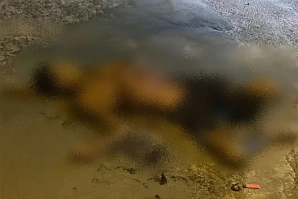 Imagem colorida, corpo de um homem no chão - Metrópoles