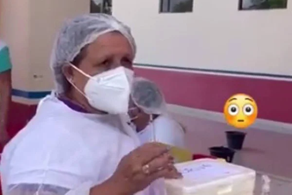técnica de saúde mostra seringa reutilizada