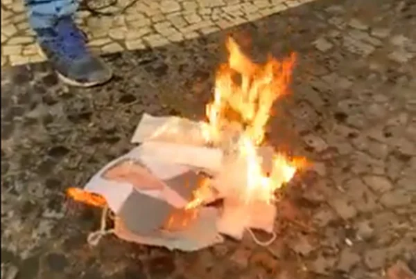 Vídeo: bolsonaristas queimam máscaras e foto de Eduardo Paes no Rio