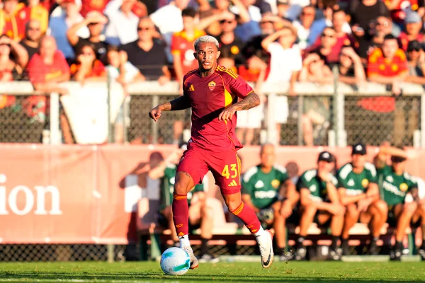 Foto colorida de Wesley, jogador da Roma - Metrópoles