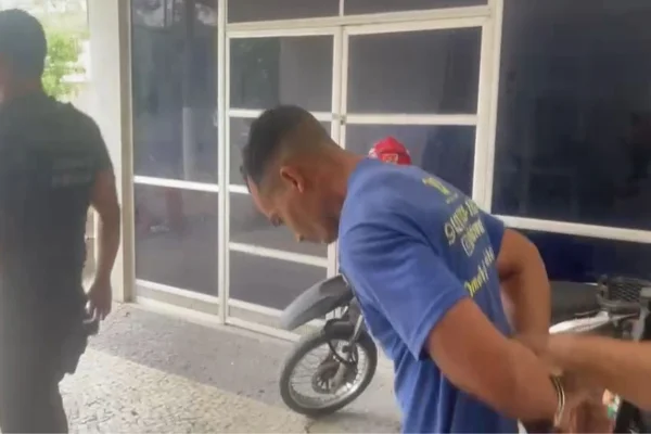Adolescente de 14 anos se une ao namorado e assassina a mãe a pauladas