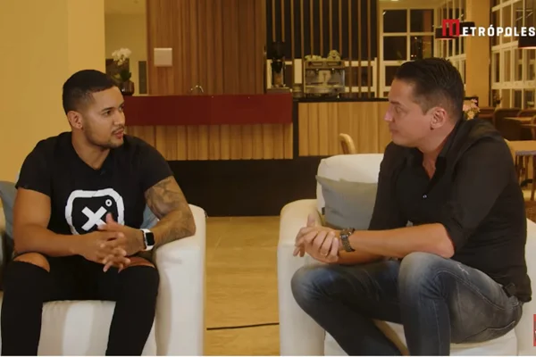 Leo Dias entrevista Clevinho Santos, viúvo de Paulinha Abelha (Reprodução: YouTube/Metrópoles)
