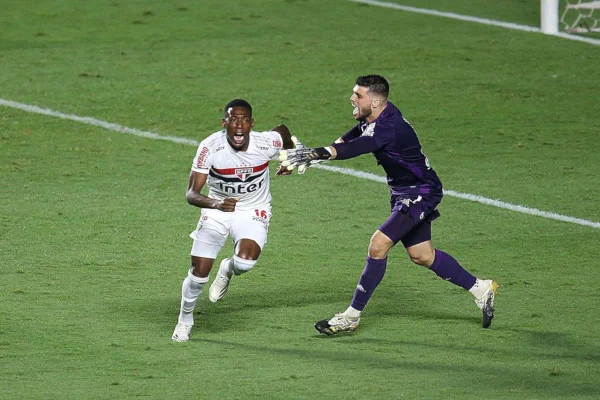 jogador comemorando gol