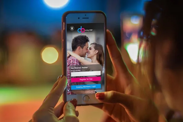 Mulher segura smartphone com app Dinky One