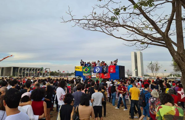 Manifestantes caminham até o Congresso em ato pró-democracia