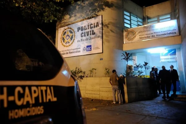 Imagem colorida mostra delegacia de homicídios, onde caso de homem que foi baleado e morto em festa de 15 anos será investigado - Metrópoles