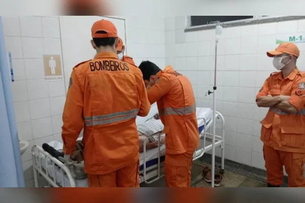 Imagem colorida mostra bombeiros - Metrópoles