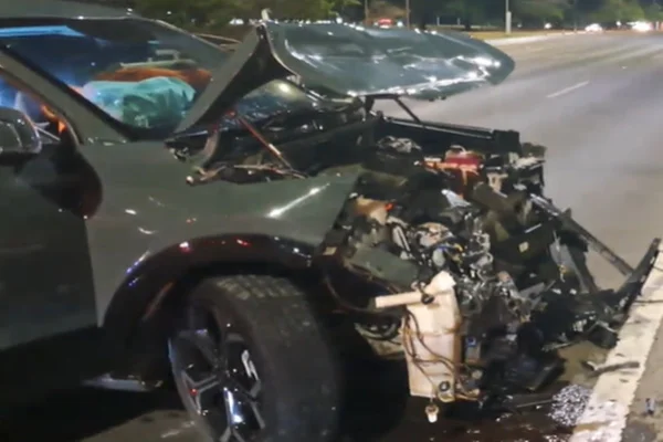 Carro fica arregaçado após batida entre veículos no Eixão Norte