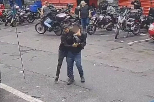 Imagem colorida mostra momento em que homem é baleado na cabeça na 25 de Março. Metrópoles