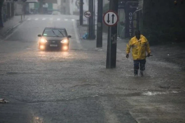 Formação de ciclone traz risco de chuva, raios e granizo para SC