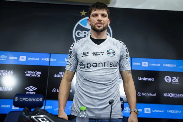 Grêmio rescinde contrato de três jogadores da equipe principal; veja