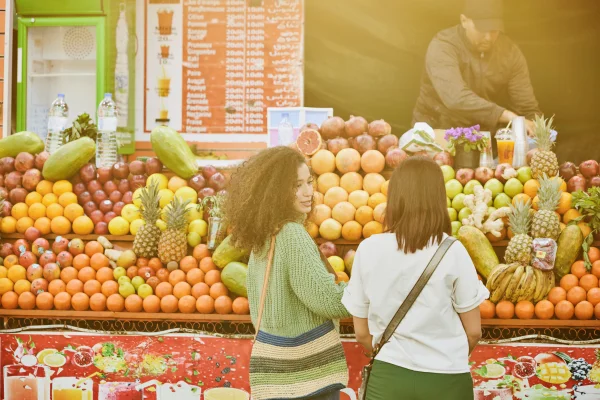 Duas mulheres jovens em feira de frutas - Metrópoles