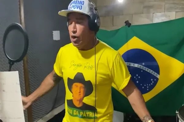 Magno Malta grava vídeo para o 7/9 vestindo camiseta de Sérgio Reis