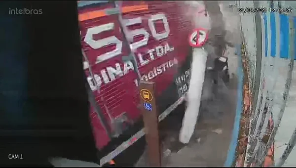 Em foto colorida caminhão vermelho invade calçada e arranca poste - Metrópoles