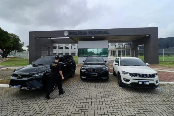 PF apreende Porsche e BMW de servidor suspeito de desviar iPhones