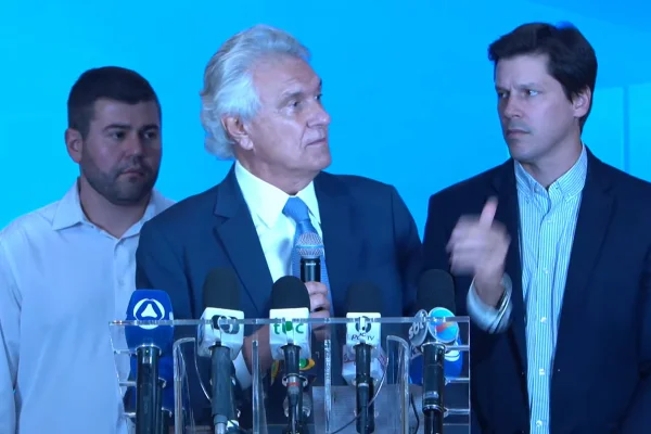 imagem colorida de Ronaldo Caiado, durante coletiva de imprensa, nesta quarta-feira (11/12), em Goiânia