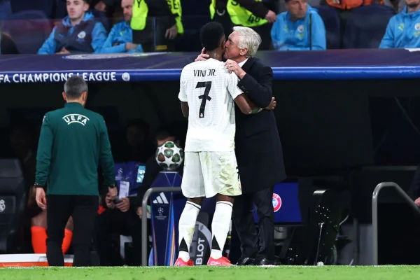 Imagem colorida de Vini Jr. e Ancelotti, no Real MAdrid- Metrópoles