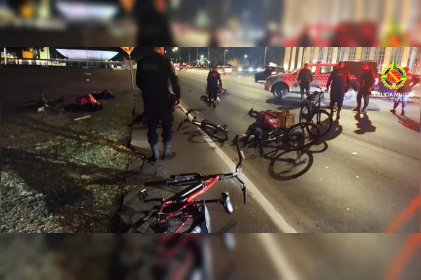 Sete motoboys são levados à delegacia após soltarem fogos na Esplanada