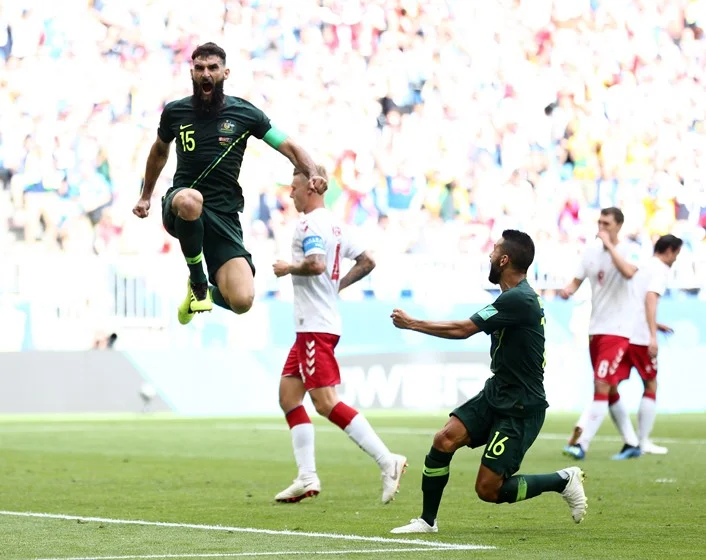 Mile Jedinak comemora após marcar o primeiro gol da Austrália no Mundial Mile Jedinak comemora após marcar o primeiro gol da Austrália no Mundial