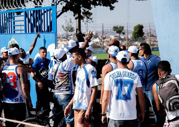 Torcida do Cruzeiro faz protesto e dirigentes prometem quitar salários