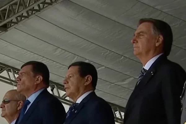 Após reclusão, Bolsonaro participa de evento militar no Rio de Janeiro