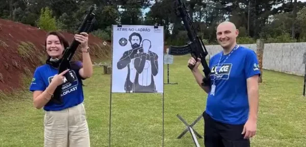 O empresário Luiz Henrique Crestani posa com um fuzil após atirar em um alvo de papel com a imagem de Lula