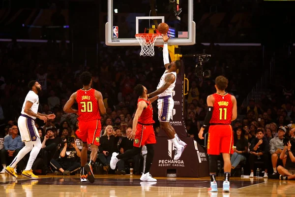LeBron James brilha, Lakers batem Hawks e seguem na ponta