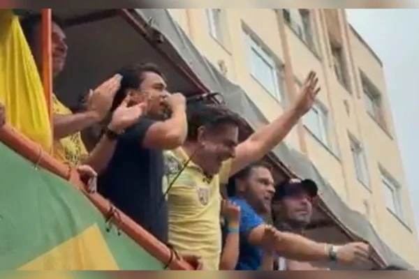 Nikolas Ferreira participa de evento junto a Flávio Bolsonaro em Juiz de Fora