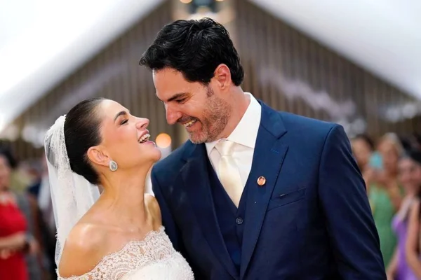Gabriella Basile e Robson Crepaldi selam união em casamento elegante