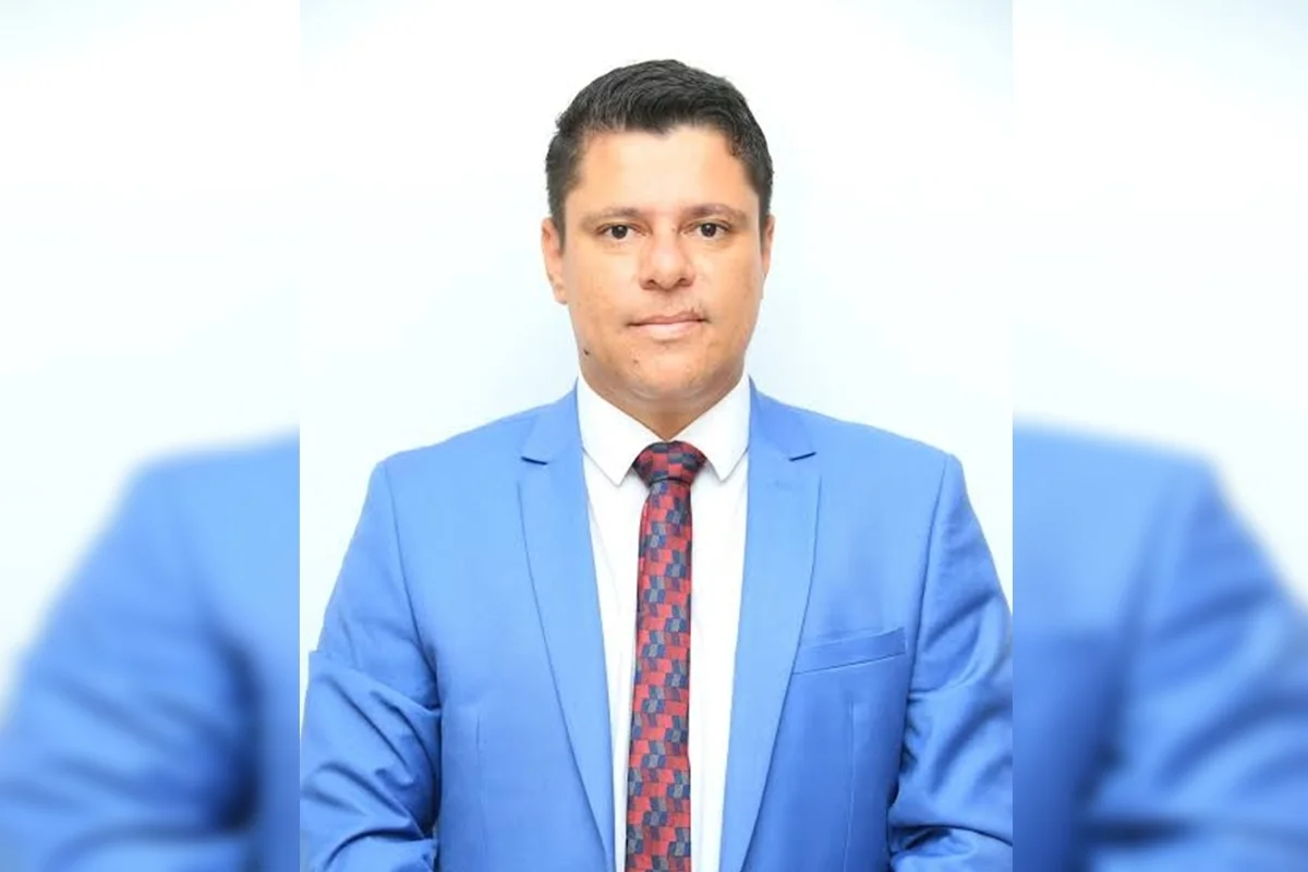 O advogado Sebastião Gomes Neto é acusado de agredir e jogar cerveja no rosto de uma mulher em um bar localizado em Jataí O advogado Sebastião Gomes Neto é acusado de agredir e jogar cerveja no rosto de uma mulher em um bar localizado em Jataí