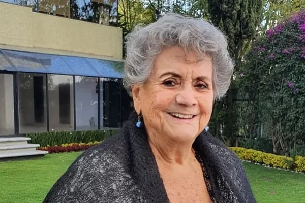 Foto colorida de uma mulher velha, com cabelo grisalho, usando camisa preta - Metrópoles