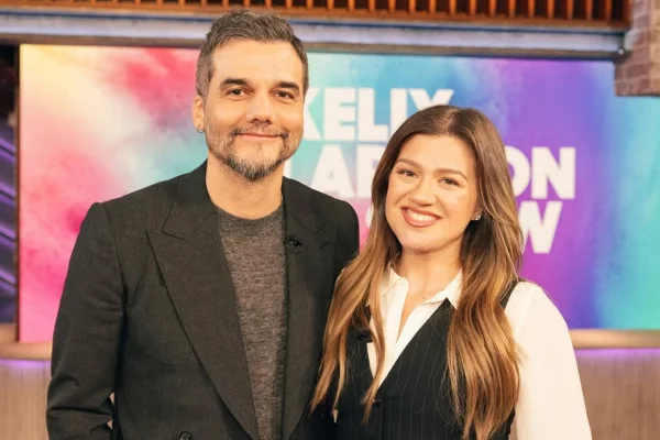 Wagner Moura samba durante entrevista e encanta apresentadora: “Sexy”