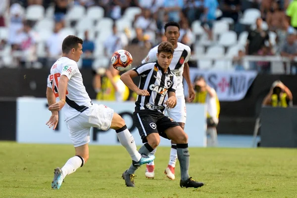 Com gol no fim, Vasco vence o Botafogo e fica perto do título carioca