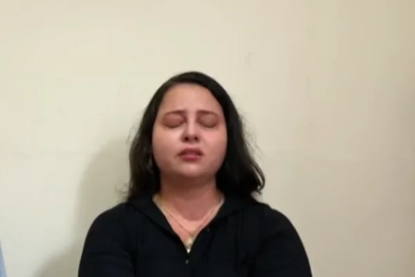 Imagem colorida de mulher chorando após alta hospitalar. Metrópoles