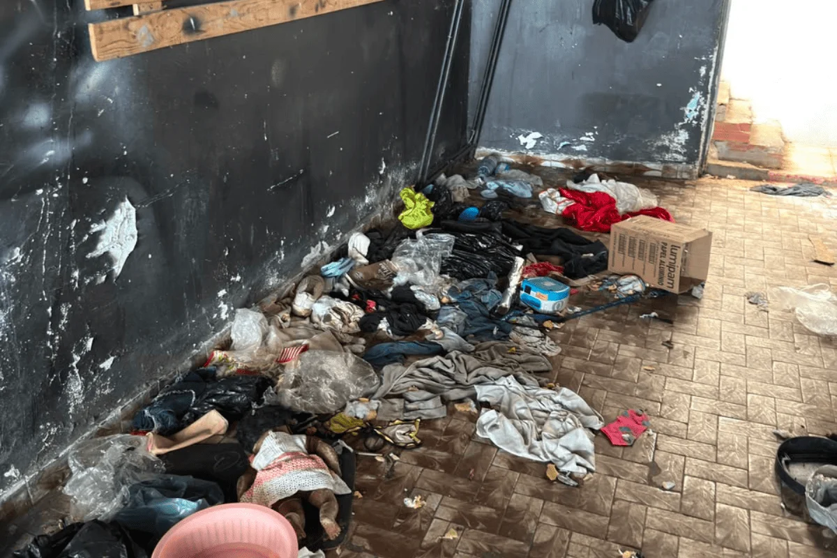 Animal foi deixado no imóvel por uma ex-inquilina, sem água, comida ou qualquer tipo de cuidado Animal foi deixado no imóvel por uma ex-inquilina, sem água, comida ou qualquer tipo de cuidado