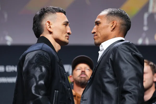Luta entre Charles do Bronx e Max Holloway é confirmada para o UFC 326