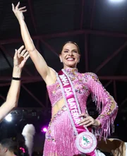 Karen Lopes posa com a faixa