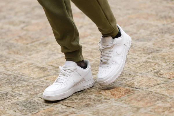 Tênis brancos da Nike - Metrópoles