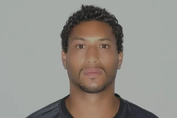 Imagem colorida de homem preso por queimar 75% do corpo da companheira. Metrópoles