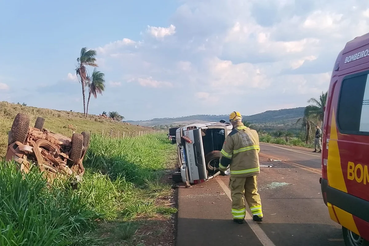 Idosos de 88 anos morrem em acidente entre duas caminhonetes em Goiás Idosos de 88 anos morrem em acidente entre duas caminhonetes em Goiás