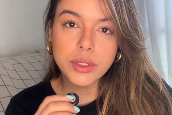 Mulher que jogou cadeira em comediante fugiu sem ser identificada - destaque galeria