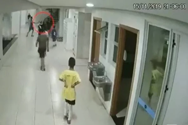 Vídeo. Homem agride criança que brigou com filho em condomínio