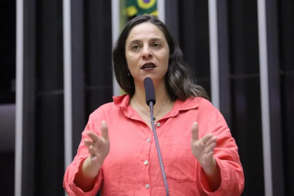 Foto colorida da deputada federal Fernanda Melchionna (PSol-RS) - Metrópoles