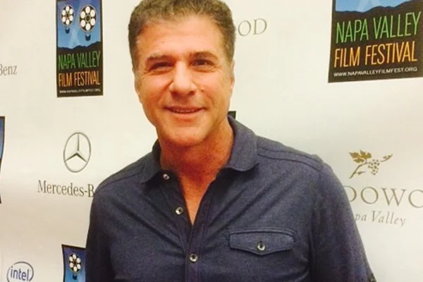 O chef de cozinha Michael Chiarello posa para os fotógrafos durante um evento - Metrópoles